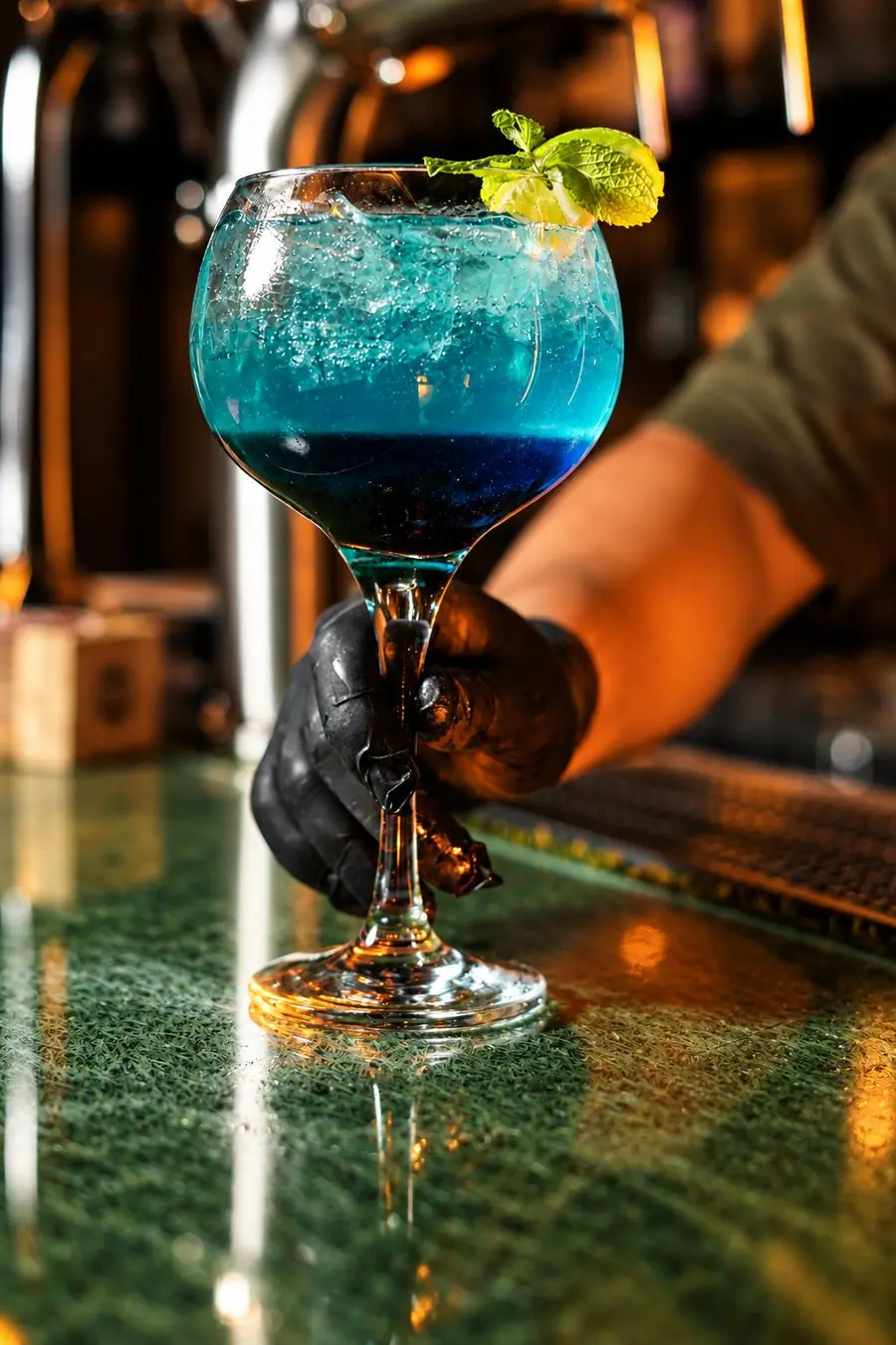 Drink azul servido no balcão