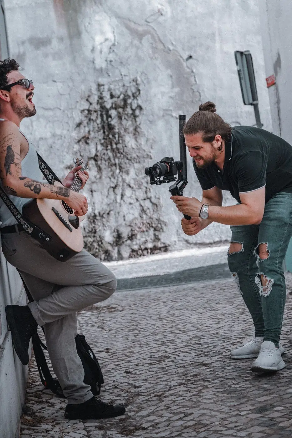 Gravação de videoclipe na rua, com gimbal