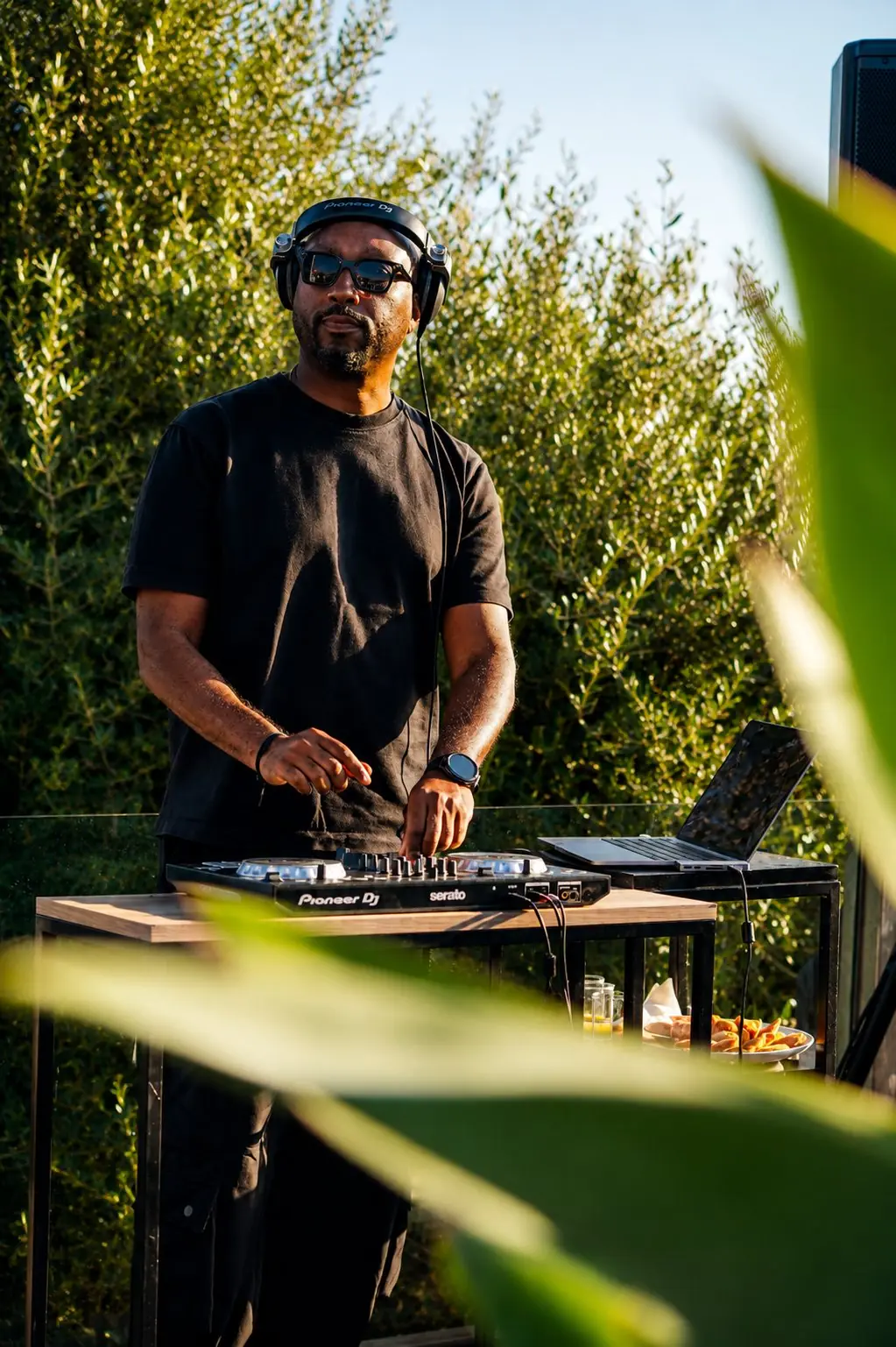 DJ a tocar ao pôr do sol num evento ao ar livre