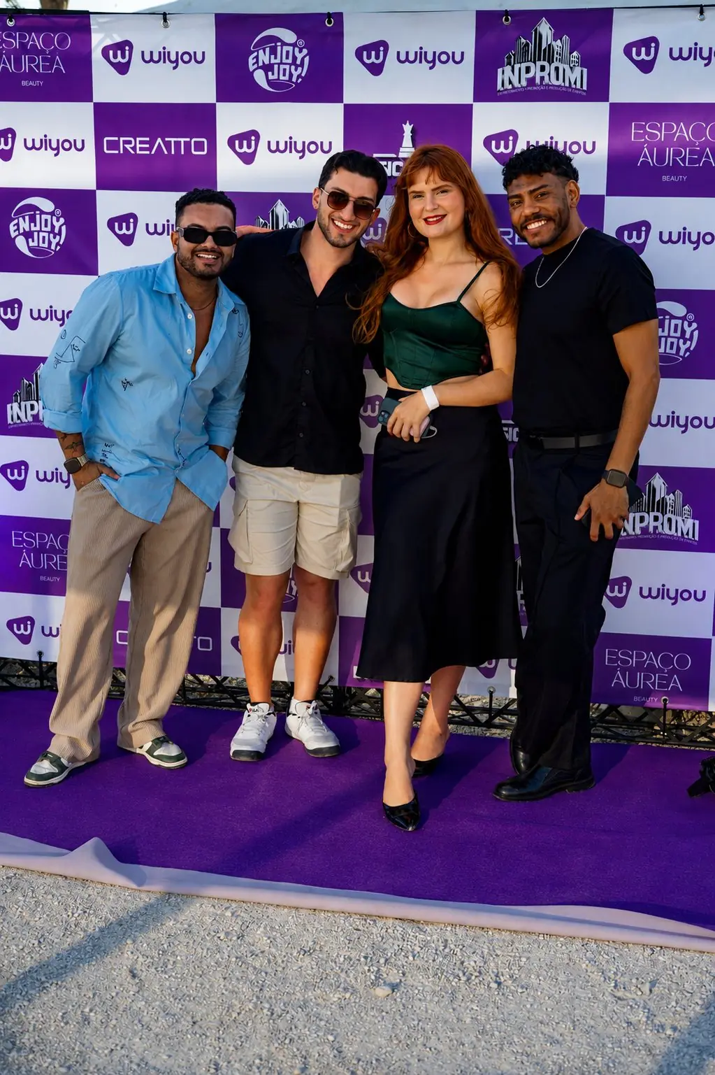Convidados no photocall roxo do evento WIYOU